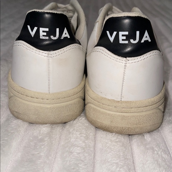 Veja Sneakers | Size 7 Women - Picture 5 of 7